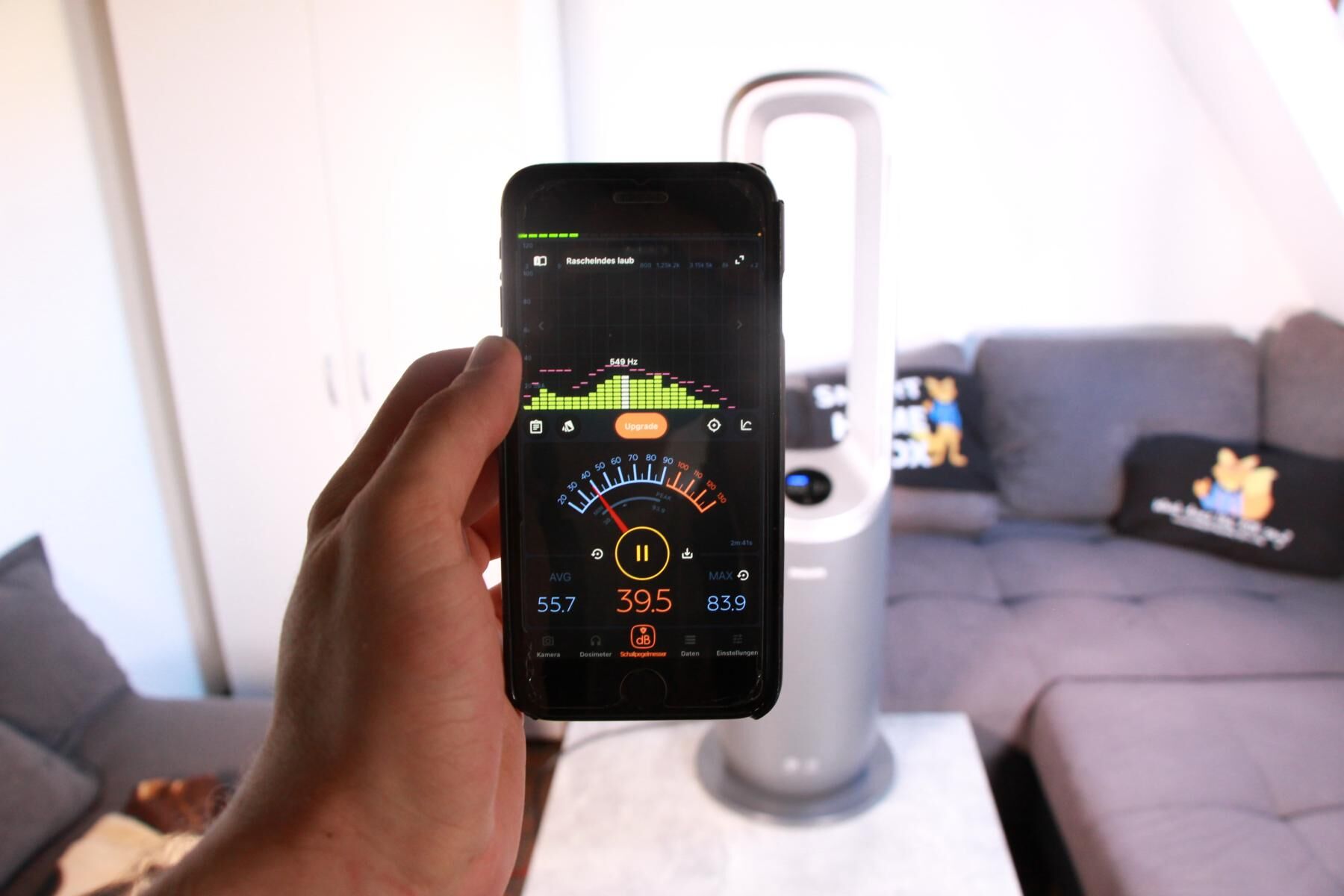 Die Lautstärke des Philips Air Performer 8000 Luftreiniger und Turmventilator wird mit einem Smartphone gemessen und zeigt auf Lüfterstufe 6/10 ca. 40 Dezibel an.